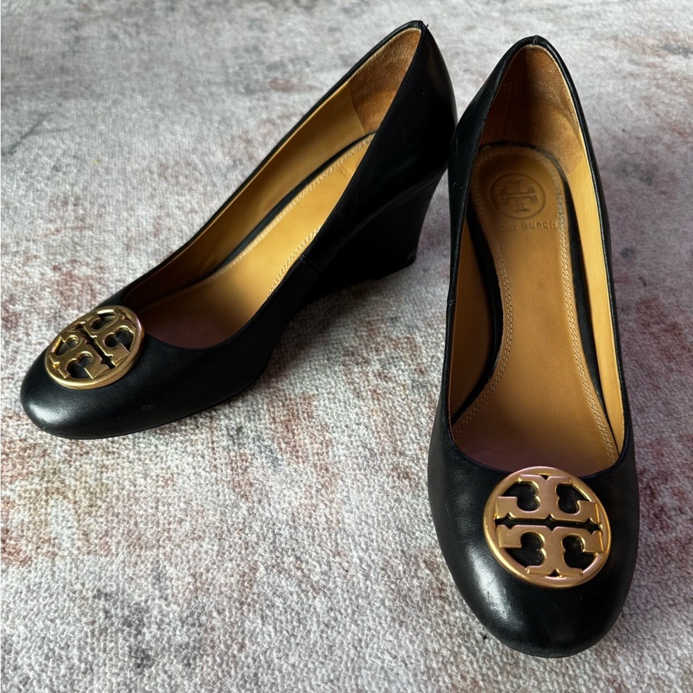Tory Burch Chelsea Black and Gold Wedges